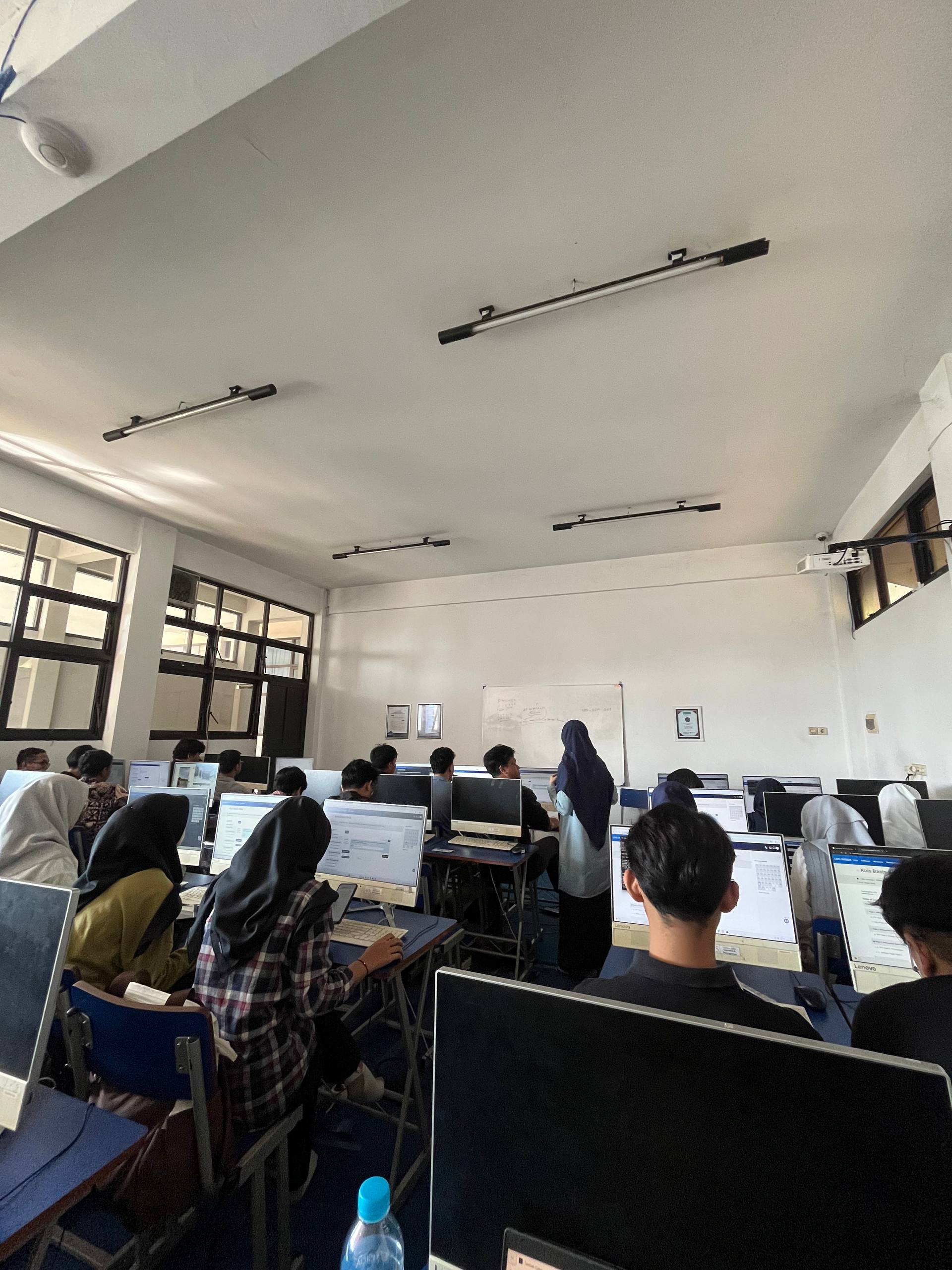 KELAS INFORMATIKA A2 SEDANG MELAKSANAKAN KUIS DI LAB ALGORITMA DAN PEMOGRAMAN